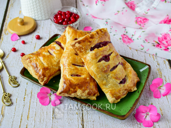 Слойки с брусникой из слоеного теста, рецепт с фото