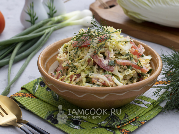 Салат с яйцами, курицей, помидором и пекинской капустой, рецепт с фото