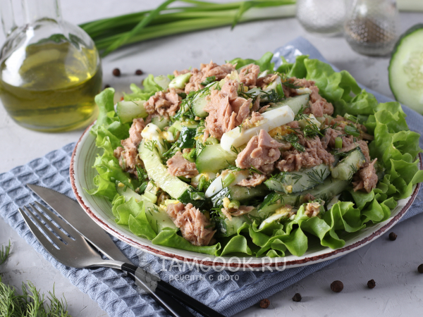 Салат с тунцом, огурцом, яйцом и зелёным луком, рецепт с фото