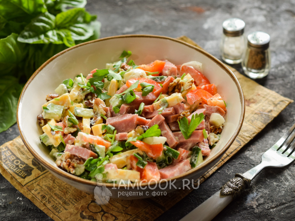 Салат с грецкими орехами и колбасой, рецепт с фото