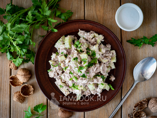 Салат с тунцом и сельдереем стеблевым, рецепт с фото