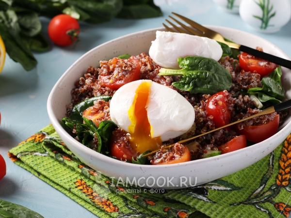 Салат с киноа и яйцом пашот, рецепт с фото