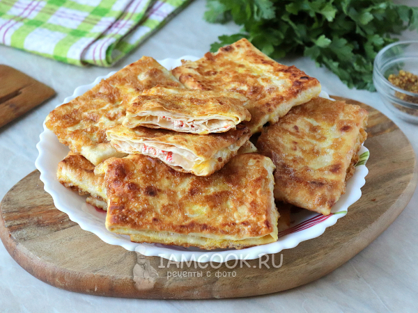 Конвертики из лаваша с крабовыми палочками (на сковороде), рецепт с фото