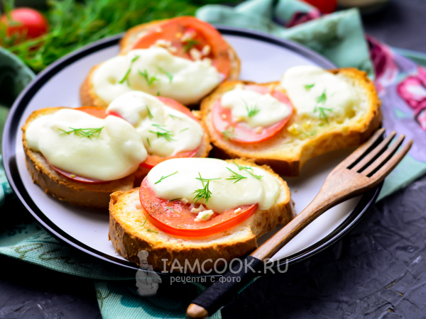 Горячие бутерброды с моцареллой и помидорами, рецепт с фото