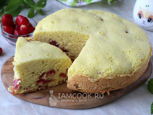 Бисквит с клубникой в мультиварке, рецепт с фото