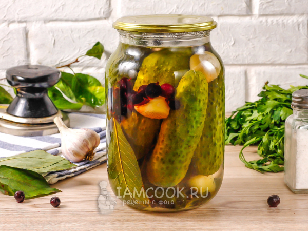 Маринованные огурцы с черной смородиной на зиму, рецепт с фото