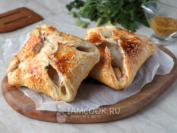 Хачапури с мясом из слоеного теста, рецепт с фото