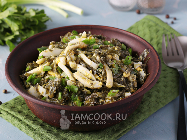 Салат с кальмарами, морской капустой и яйцом, рецепт с фото