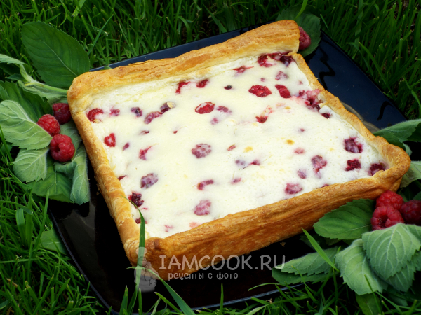 Пирог с малиной из слоеного дрожжевого теста, рецепт с фото