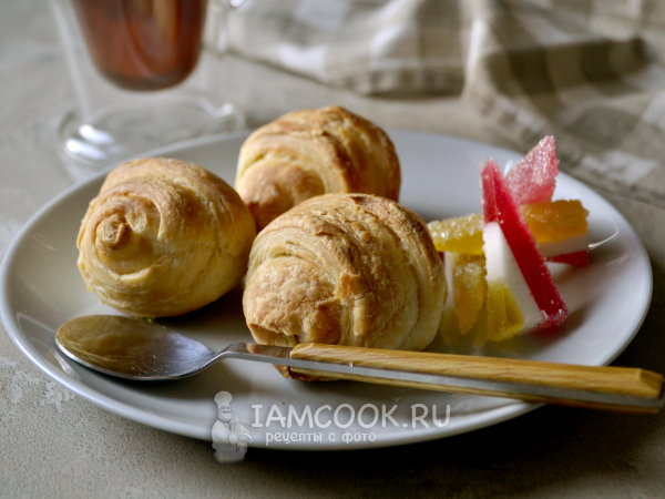 Рогалики из слоеного теста с мармеладом, рецепт с фото