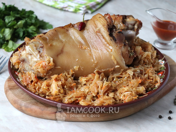 Свиная рулька с кислой (квашеной) капустой в духовке, рецепт с фото