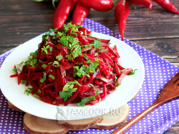 Салат из жареной свеклы с луком и огурцами, рецепт с фото