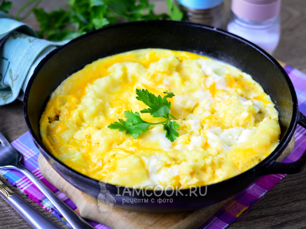 Омлет с картофельным пюре на сковороде, рецепт с фото