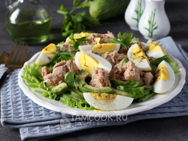 Салат с тунцом, авокадо, яйцом и огурцом, рецепт с фото