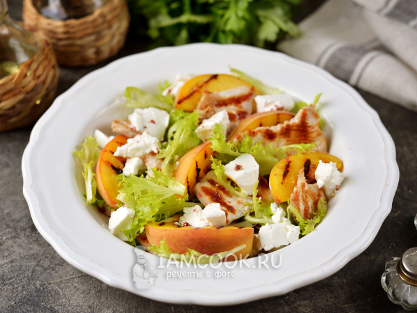 Салат с индейкой и персиками, рецепт с фото
