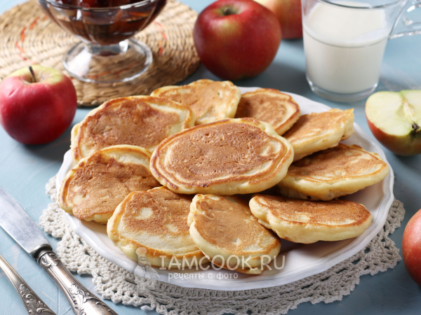 Оладьи на кислом молоке с яблоками, рецепт с фото