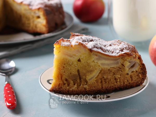 Шарлотка на кефире и сметане, рецепт с фото