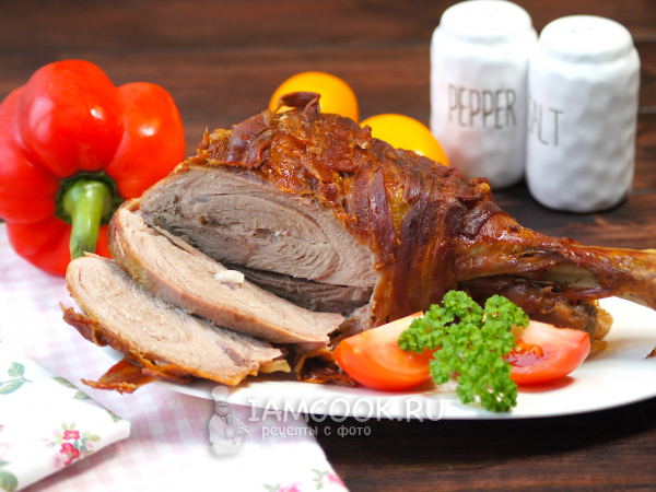 Голень индейки в беконе в духовке, рецепт с фото