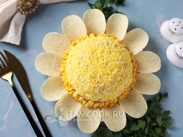 Салат «Ромашка» с чипсами, рецепт с фото