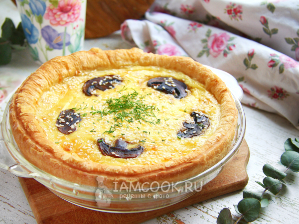 Киш из слоеного теста с грибами, рецепт с фото