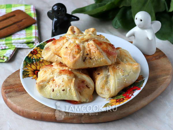 Слойки с моцареллой (из слоеного теста), рецепт с фото