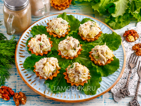 Тарталетки с курицей, ананасом и грецким орехом, рецепт с фото