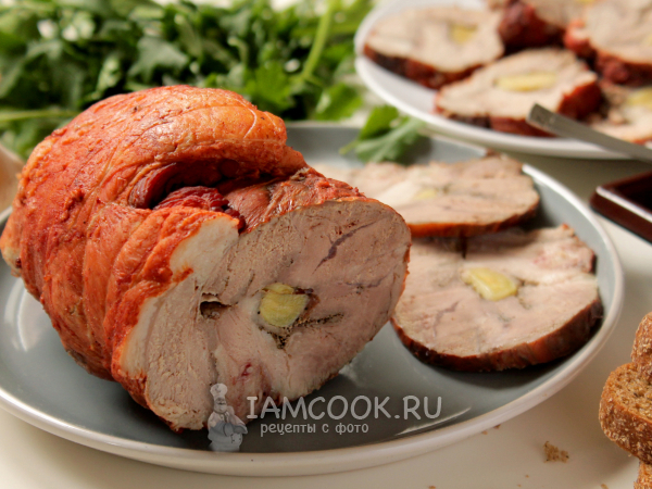 Рулет из свиной рульки в луковой шелухе, рецепт с фото