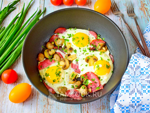 Яичница с колбасой и грибами (шампиньонами), рецепт с фото