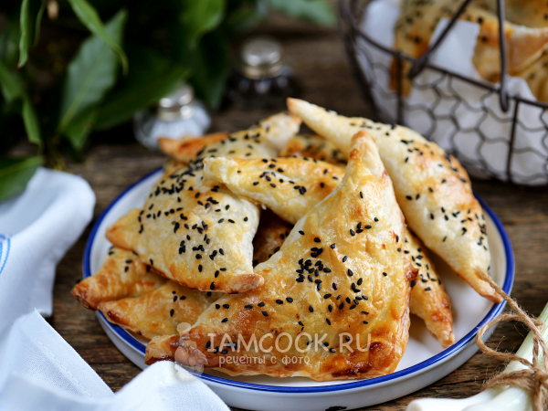 Слойки с курицей и картошкой, рецепт с фото