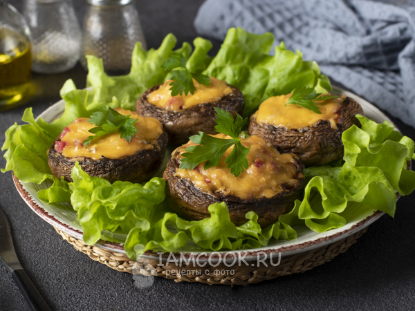 Шампиньоны, фаршированные колбасой и сыром, рецепт с фото