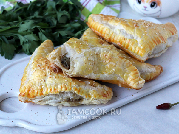 Слойки с грибами и луком, рецепт с фото