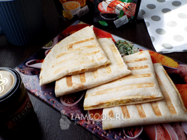 Кесадилья с яйцом и сыром (с курицей), рецепт с фото