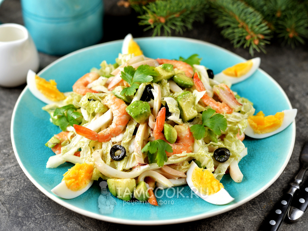 Салат с креветками, кальмарами и авокадо, рецепт с фото