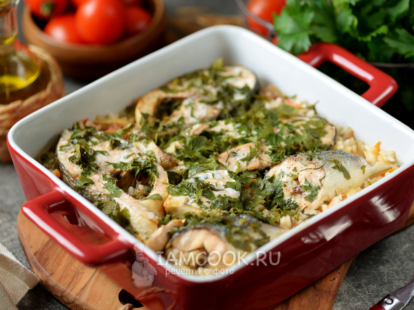 Горбуша с рисом и овощами в духовке, рецепт с фото