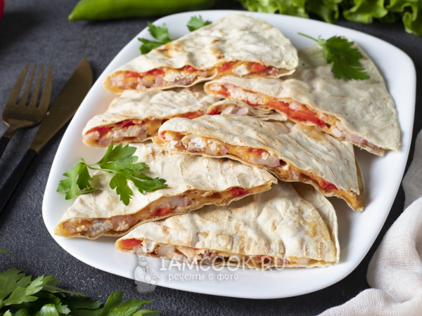 Кесадилья с беконом, курицей и сыром, рецепт с фото