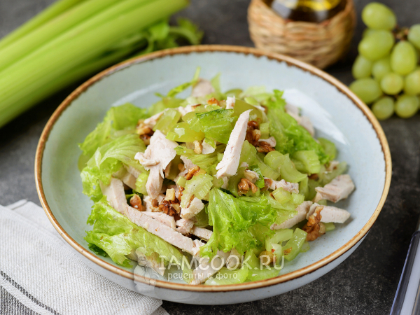 Салат с курицей, сельдереем и виноградом, рецепт с фото