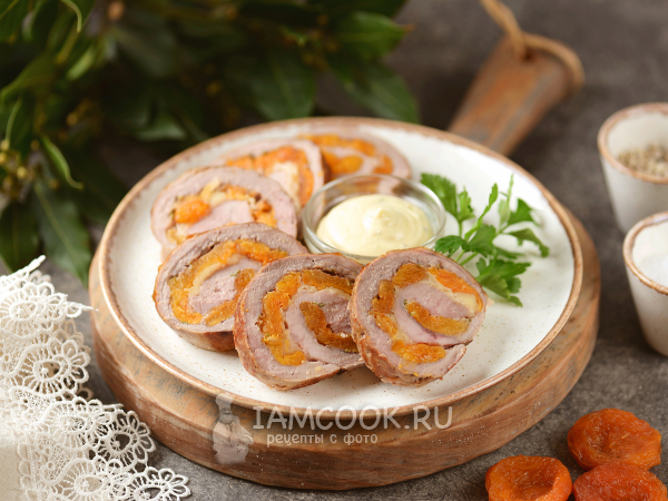 Мясной рулет с курагой, рецепт с фото