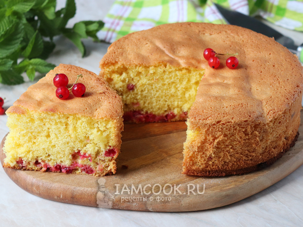 Бисквит со смородиной, рецепт с фото