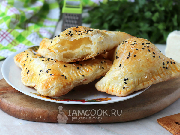 Слойки с адыгейским сыром из слоеного теста, рецепт с фото