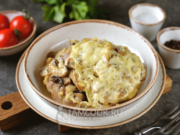 Мясо по-французски с грибами в горшочках, рецепт с фото