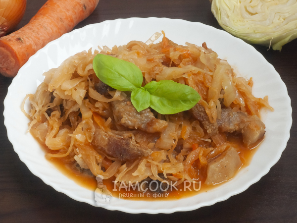 Тушёная капуста со свиной грудинкой, рецепт с фото