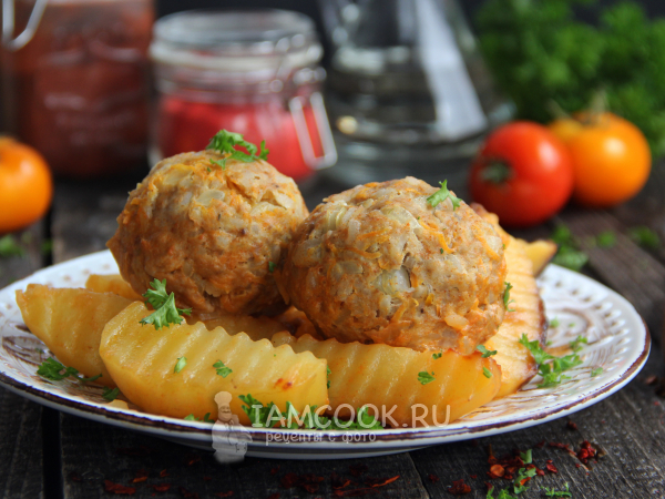 Тефтели с картошкой на сковороде в соусе, рецепт с фото