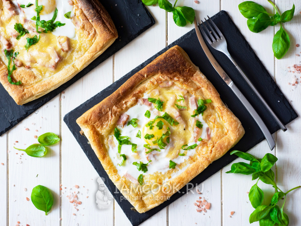 Слойки с яйцом, ветчиной и сыром, рецепт с фото