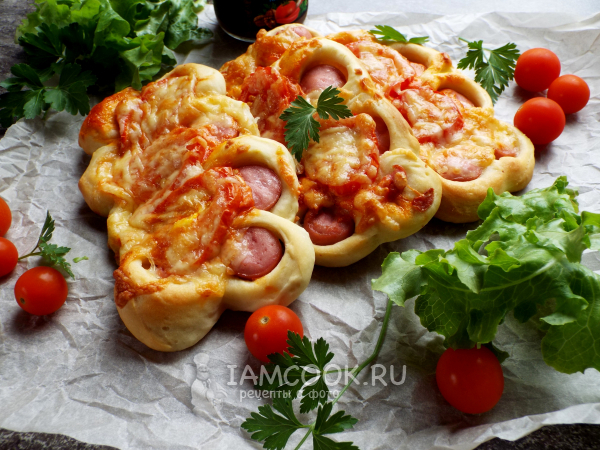 Сосиски в тесте косичкой в духовке (с сыром и помидорами), рецепт с фото
