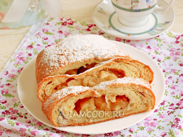 Творожный рулет с яблоками, рецепт с фото