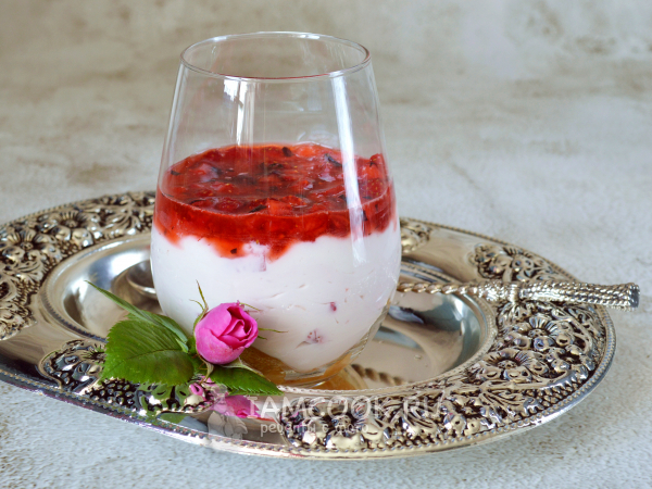 Клубничный десерт в стаканах, рецепт с фото
