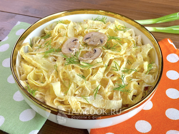 Салат «Девчата» с яичными блинчиками, рецепт с фото