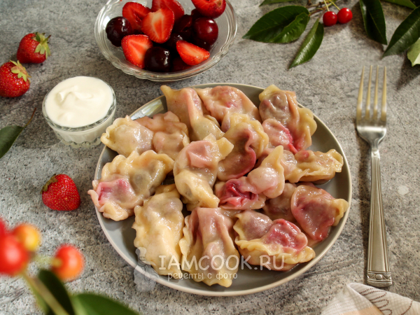 Вареники с клубникой и вишней, рецепт с фото