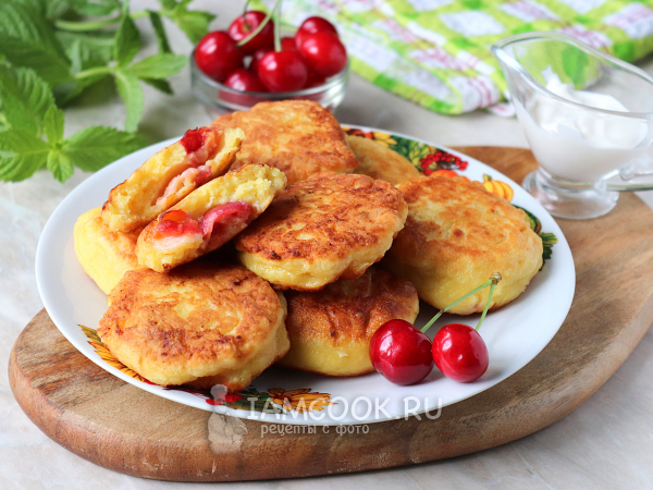 Сырники с черешней, рецепт с фото