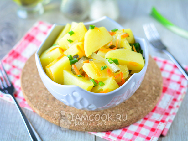 Тушеная картошка с солеными огурцами, рецепт с фото